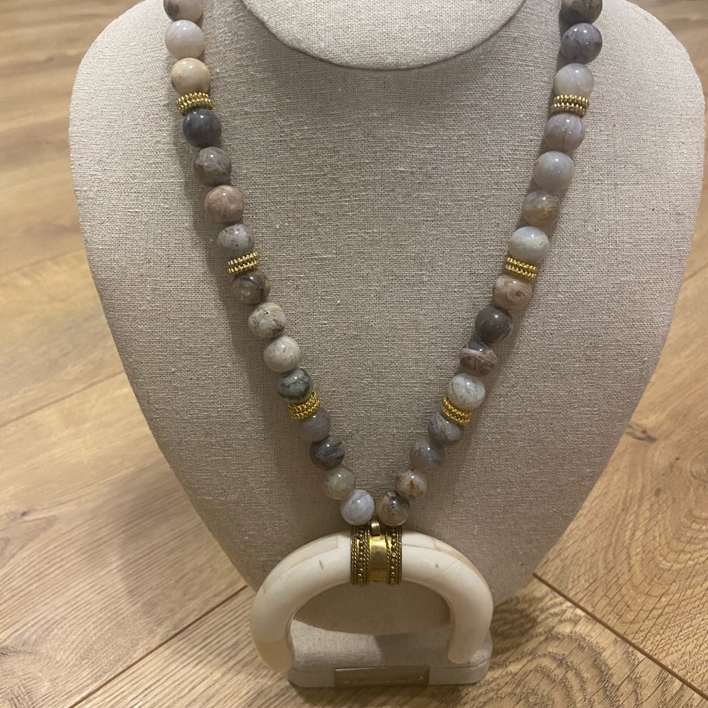 Beaded necklace with horn